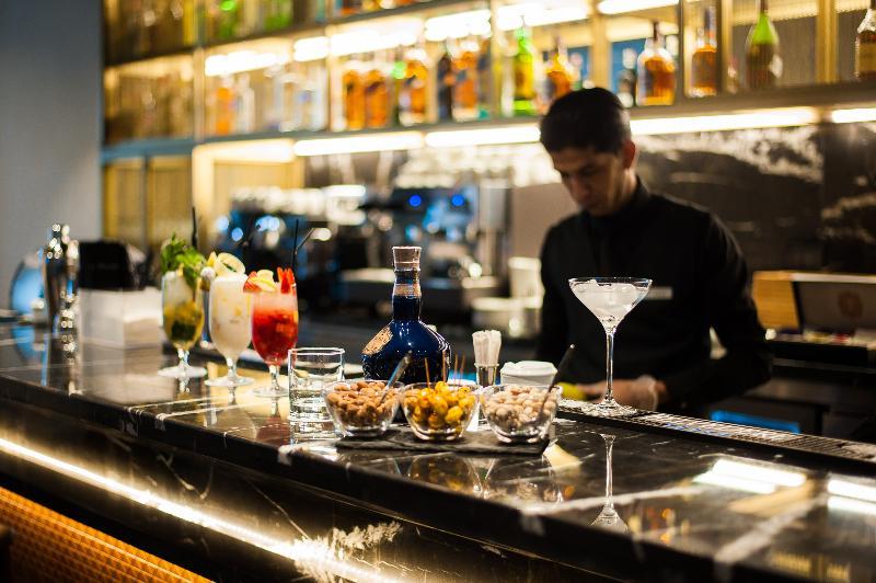 Barcelo Anfa Casablanca Hotel Luaran gambar A bartender at work